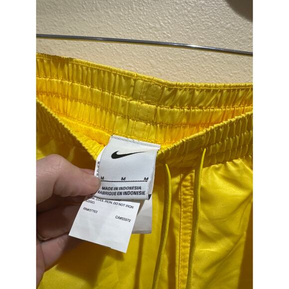 Womens yellow Nike woven lined shorts size medium - Picture 3 of 4